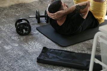 Jak si udržet kondici v zimě: efektivní trénink doma s malým vybavením