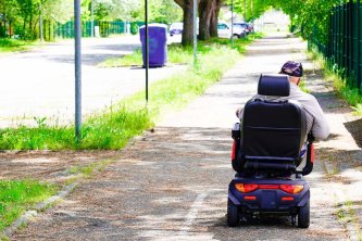 Elektrická vozítka jako moderní řešení pro nezávislý život seniorů: Klíčové výhody a funkce