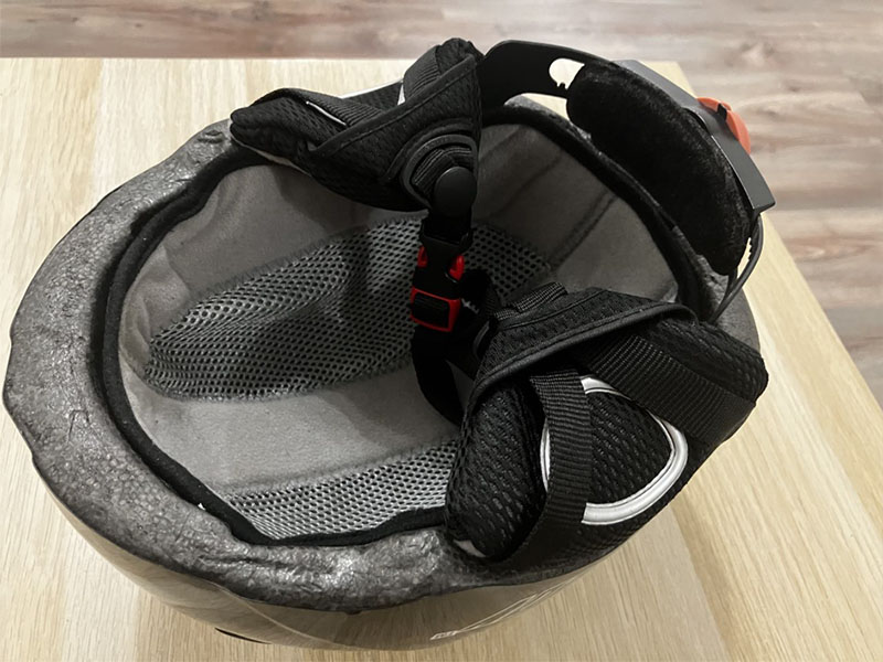 vnitřek lyžařské helmy